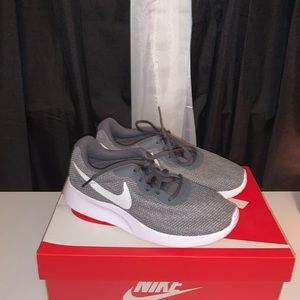 I selling never been worn Nike shoes